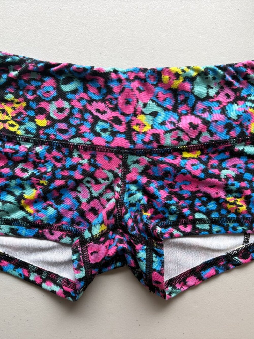 Medium Fleo Low Rise Shorts - Picture 3 of 4